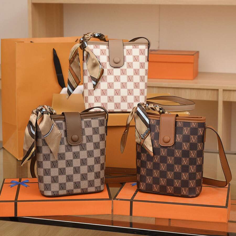 2024 new fashionable printed checkerboard small women, versatile for spring and summer, single shoulder crossbody bag, niche commuting women's ba