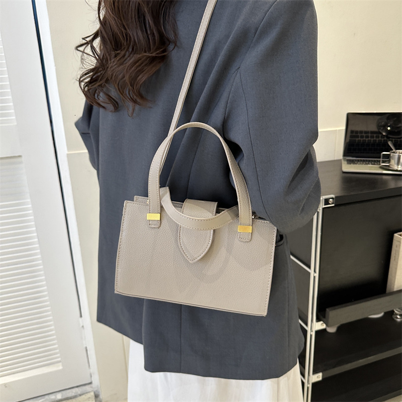 New beautiful small square fashionable simple crossbody casual shoulder bag, stylish and personalized handbag