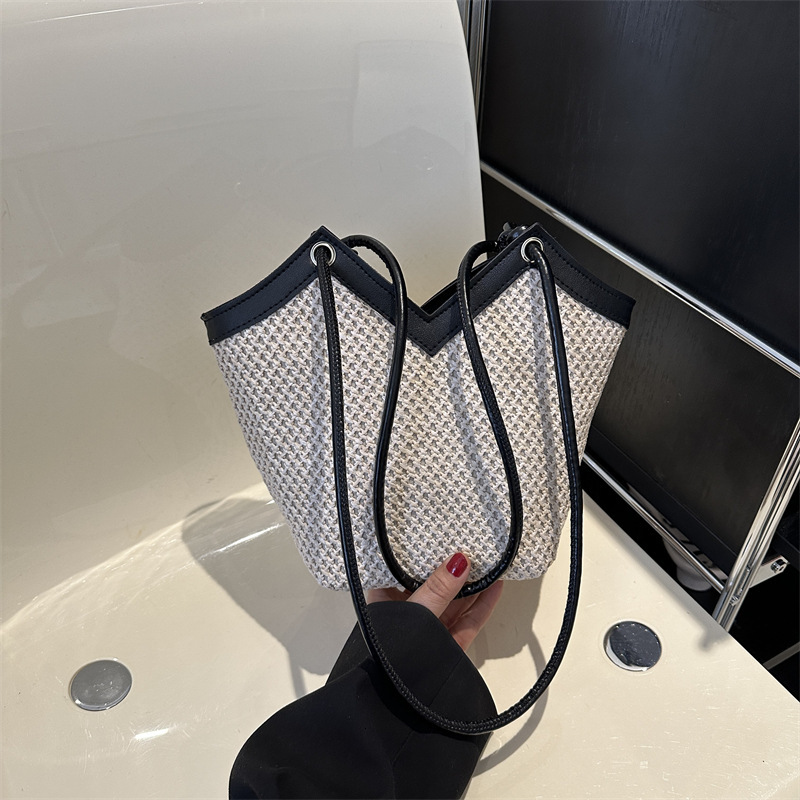 Fashion for Women New Style Simple Commuter Large Capacity Single Shoulder Underarm Stylish Tote Bag