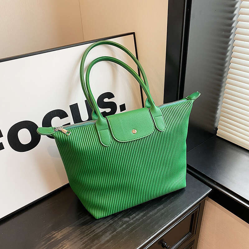 Versatile plaid shoulder for girls with a sense of luxury, niche commuting handbag, fashionable pleated large capacity tote bag