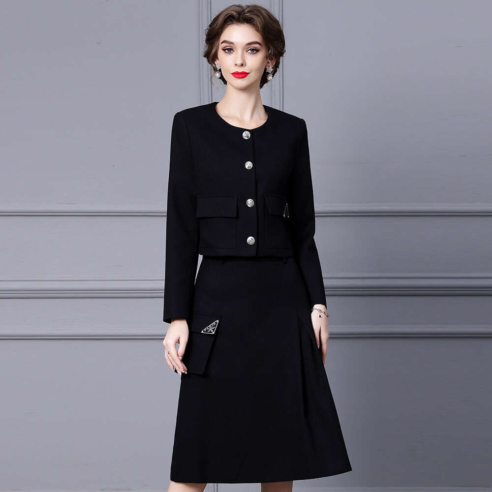 Smart womens clothing with a light luxury high-end feel high waist and slimming look. This years popular A-line skirt two-piece set for autumn 2024