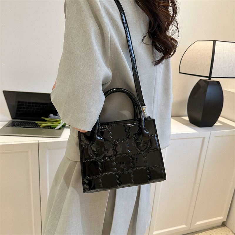 Ins niche design for women new trendy versatile single shoulder crossbody bag, internet famous and popular small square bag