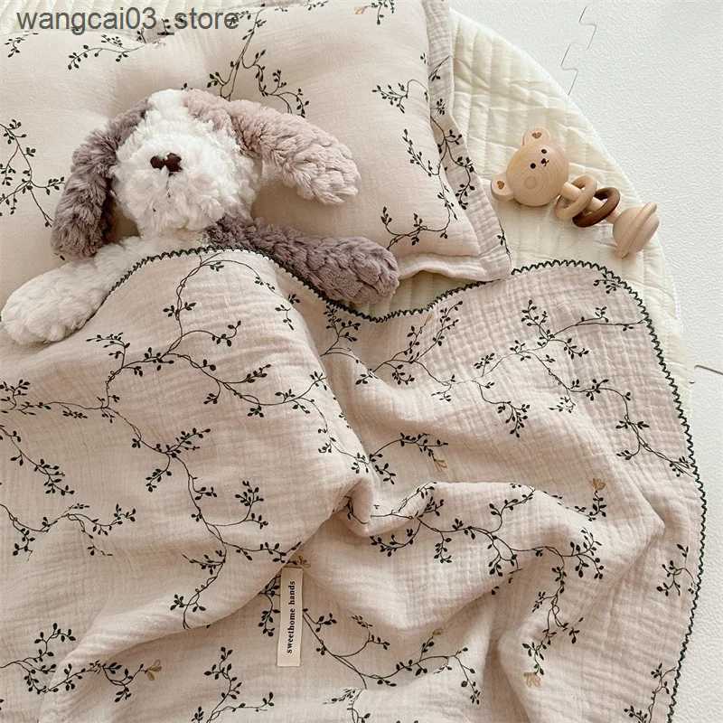 Blankets Swaddling 1Pcs Printing Cotton Muslin Baby Blanket Retro Edge Newborn Swaddle Wrap Infant Receiving Blanket Double Layers Kid Bath Towel L240
