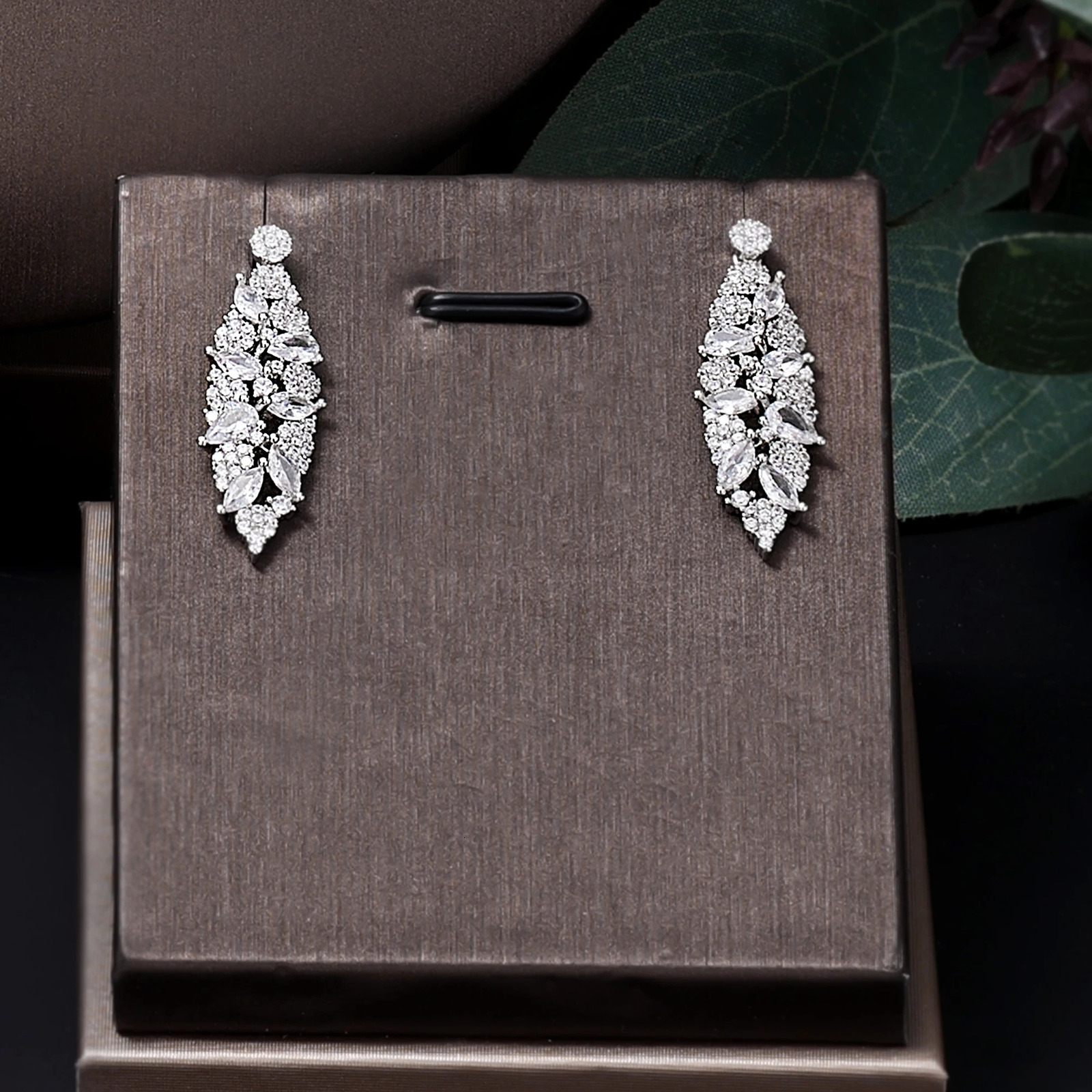 The -selling 4-piece bridal wedding jewelry set of 2024 fashion Saudi Dubai jewelry set womens wedding party accessory 241007