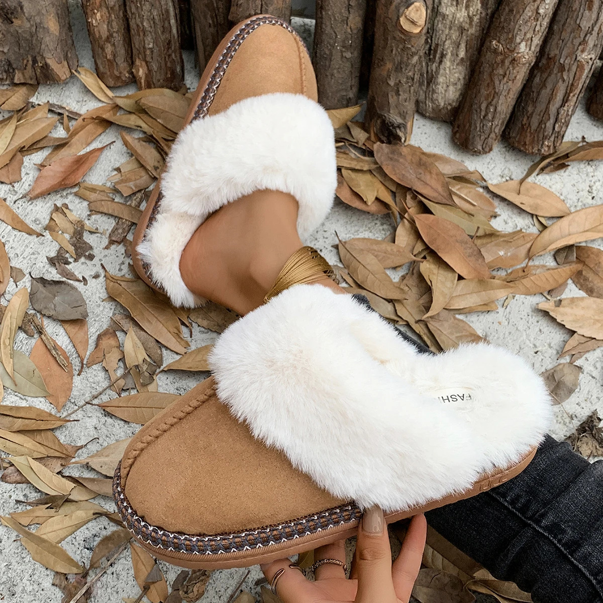 Autumn and winter fashion faux fur slider for women closed soft sole cotton slider for women comfortable and fluffy plush tablet home slider for women