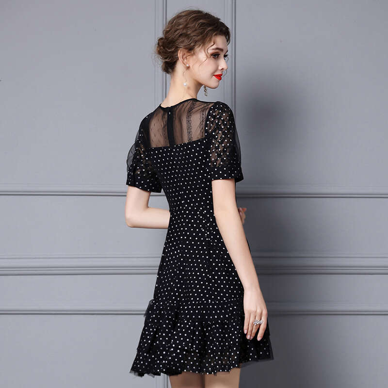 Black Dress 2024 New Womens Small and Gentle Style Aging Reduction Waist Lace Splicing Cake Skirt