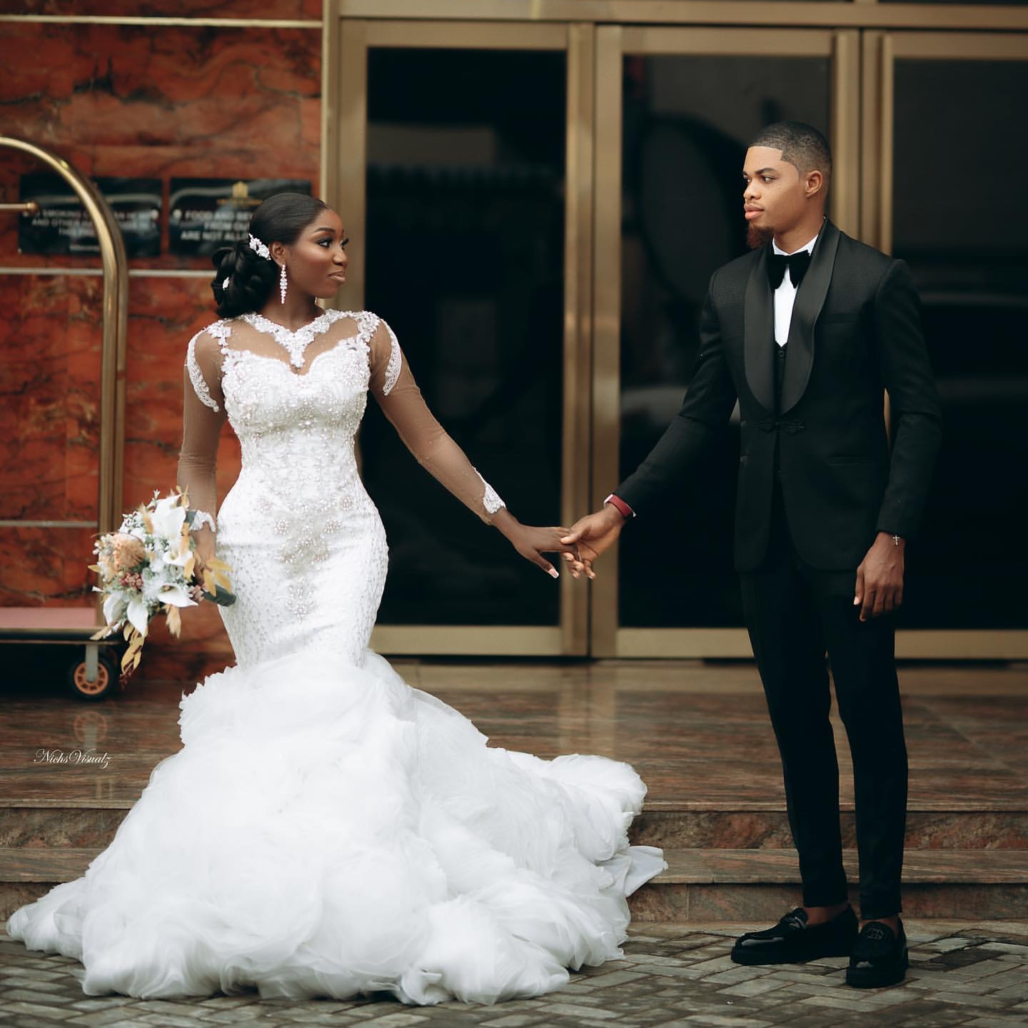 2024 Arabic Aso Ebi Plus Size Off White Mermaid Wedding Dresses Rhinestones Lace Full Sleeves Vintage Elegant Bridal Gowns Dress ZJ303