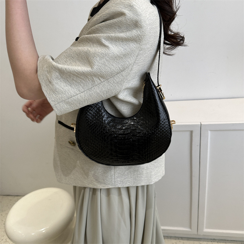 Stylish minimalist small women, with niche design for casual commuting and a single shoulder underarm bag
