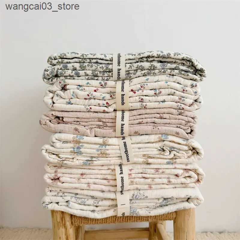 Blankets Swaddling 1Pcs Printing Cotton Muslin Baby Blanket Retro Edge Newborn Swaddle Wrap Infant Receiving Blanket Double Layers Kid Bath Towel L240