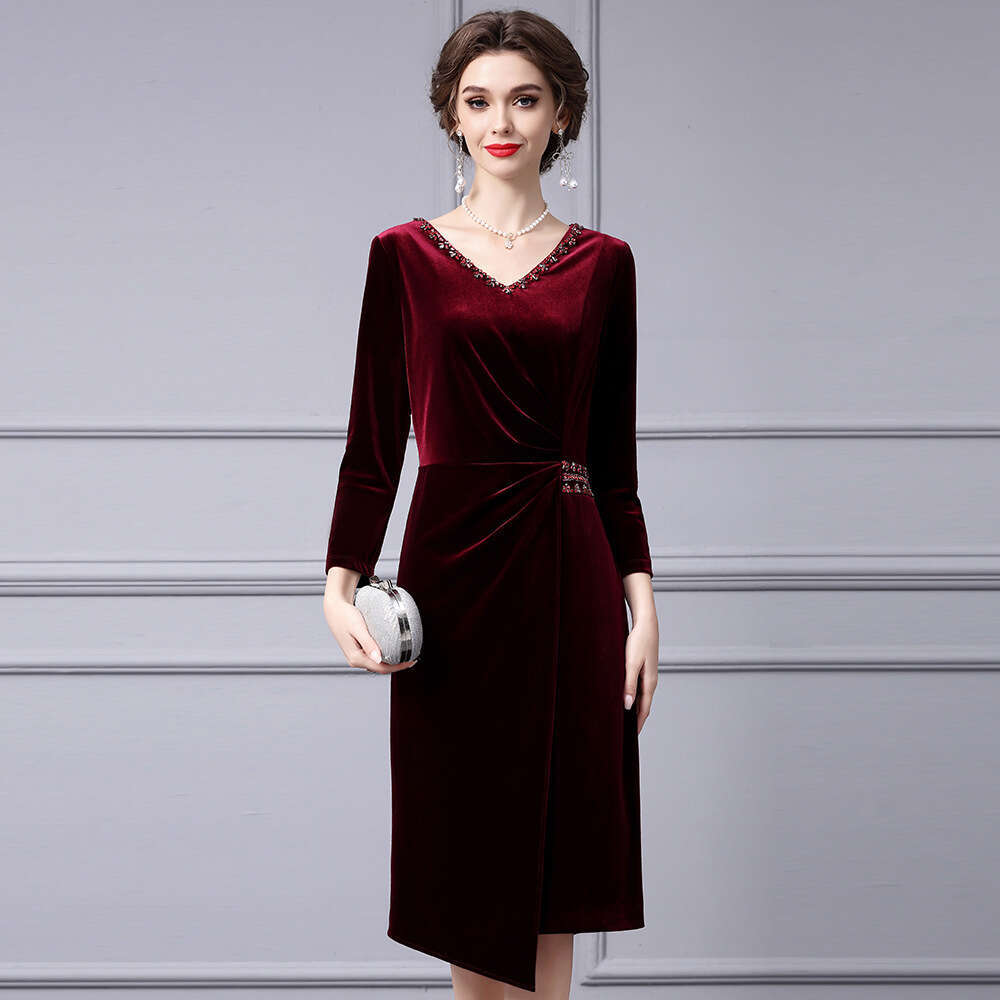 high-end luxury temperament mother wedding bag hip skirt V-neck nail bead autumn velvet dress 2024 new item