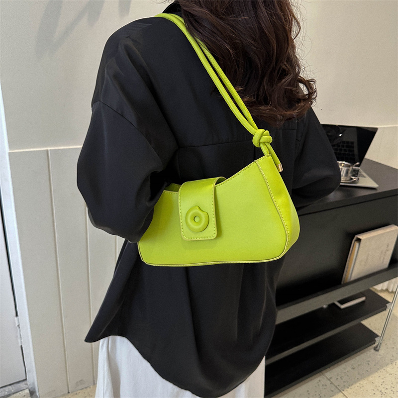 Solid color small fresh and stylish underarm for women's commuting, textured single shoulder crossbody bag, casual bag