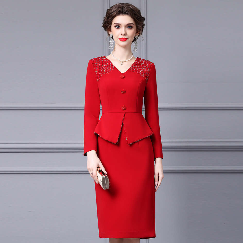 Red High end Noble Heavy Industry Nail Diamond Fake Two piece Hip Pack Skirt Dress Shows Body 2024 Autumn New Collection
