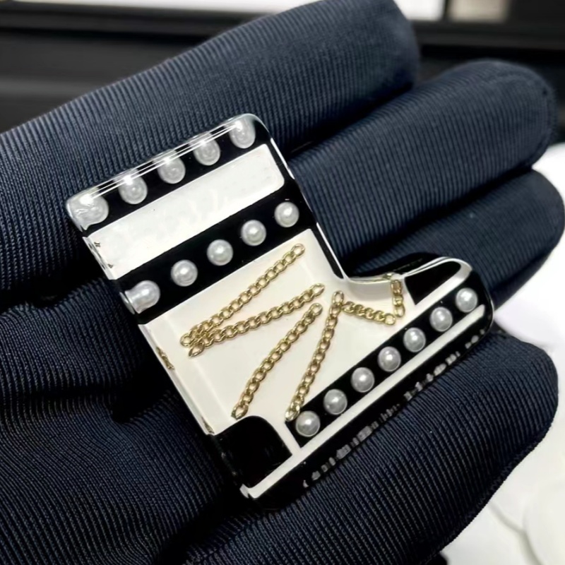 Men Women Charming Pins Brooches Acrylic Design Letter Cute Characters Brooches Pins for Men Women Hot Gift