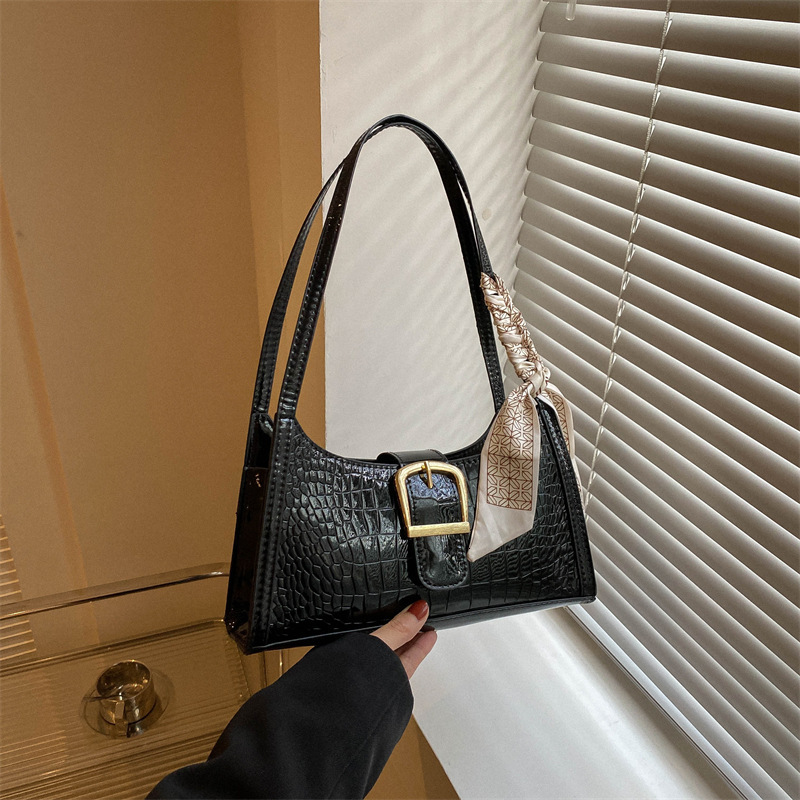 High end solid color niche trend versatile fashion, single shoulder underarm bag, shiny women's baguette bag