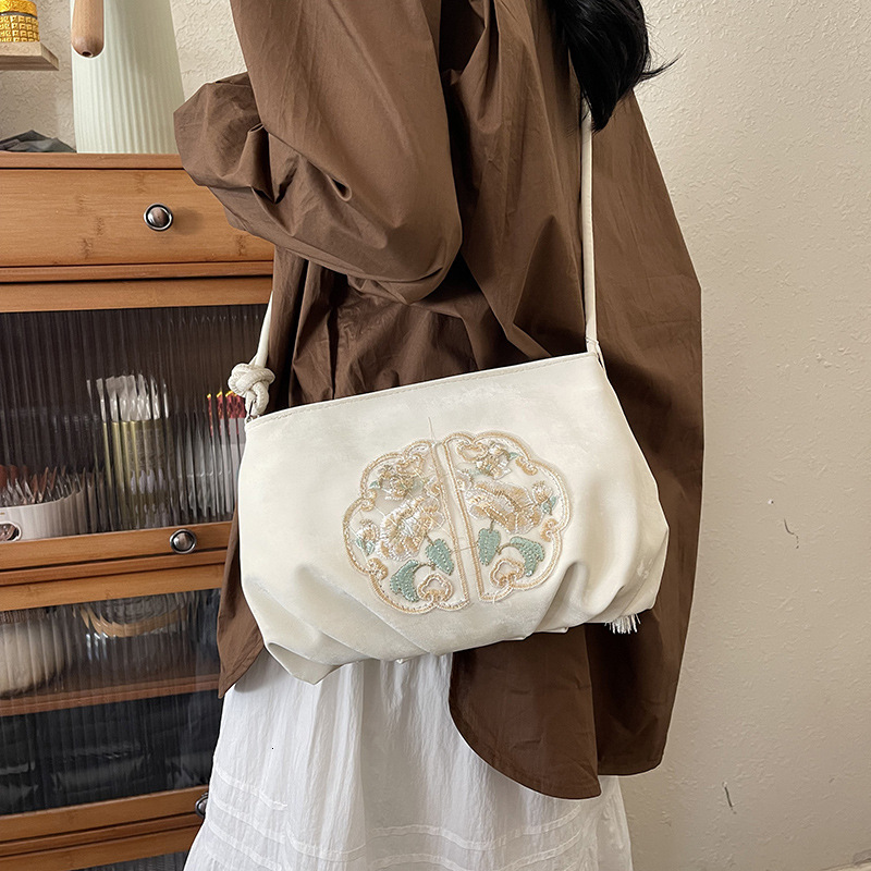 New Chinese embroidered single underarm for women, new fashionable and stylish pleated cloud bag, national style shoulder bag