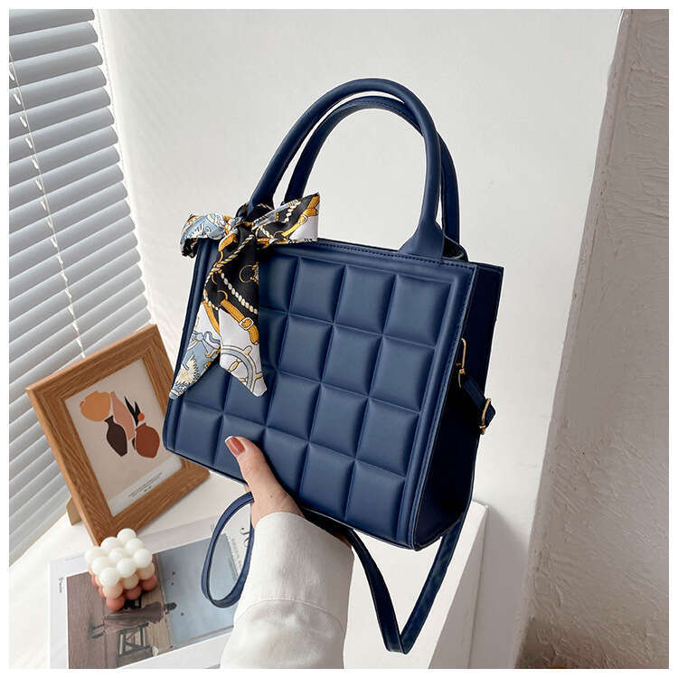 Niche handbag for women in autumn 2023, trendy and fashionable, portable small square bag, versatile silk scarf texture, single shoulder crossbody bag