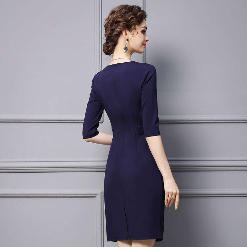 Smart and high-end dress for women 2024 new autumn outfit commuting style covering the stomach reducing age showing off figure hip hugging skirt