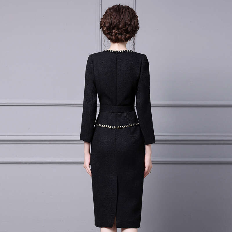 Thickened Autumn Dress with Belt for Womens High End 2024 New Hepburn Style Mid length Bag Hip Skirt