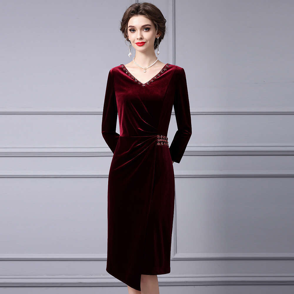 high-end luxury temperament mother wedding bag hip skirt V-neck nail bead autumn velvet dress 2024 new item