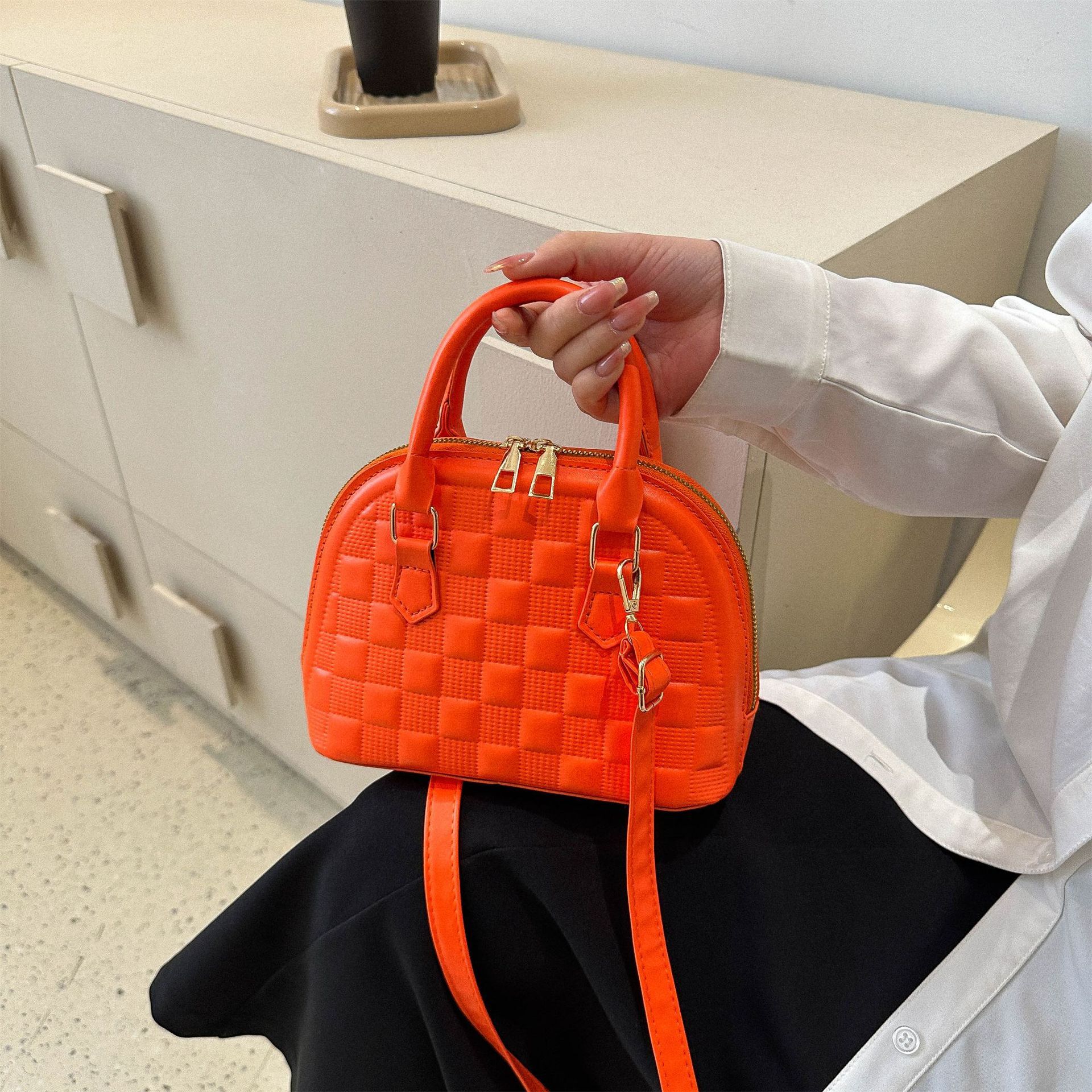 Simple solid color shell single shoulder crossbody bag, new stylish women's bag