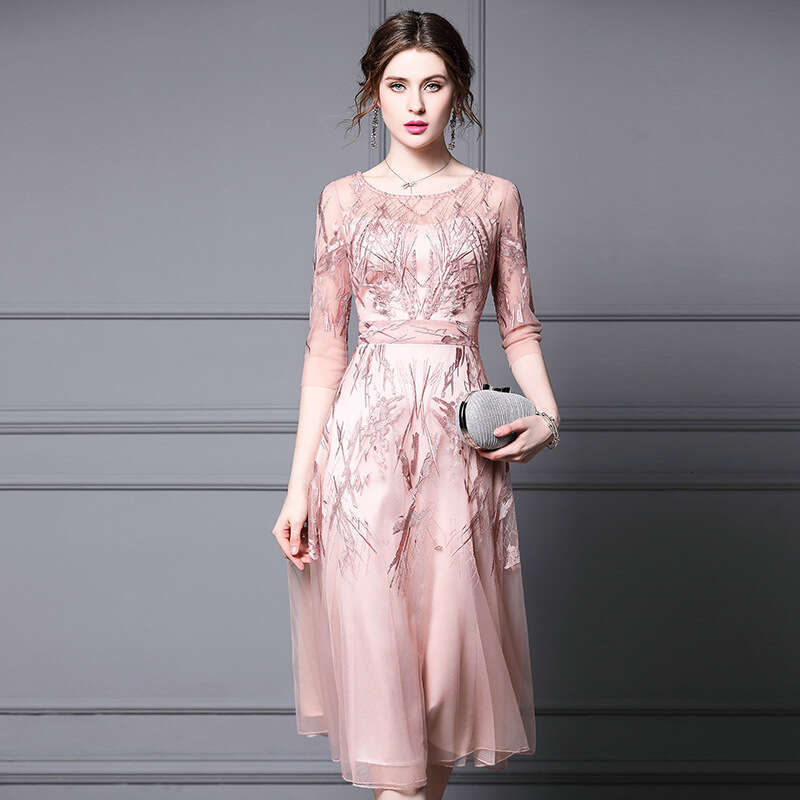 can wear formal dresses in ordinary times exuding fairy like aura. The new 2024 autumn outfit is a high-end mesh embroidered beaded long dress