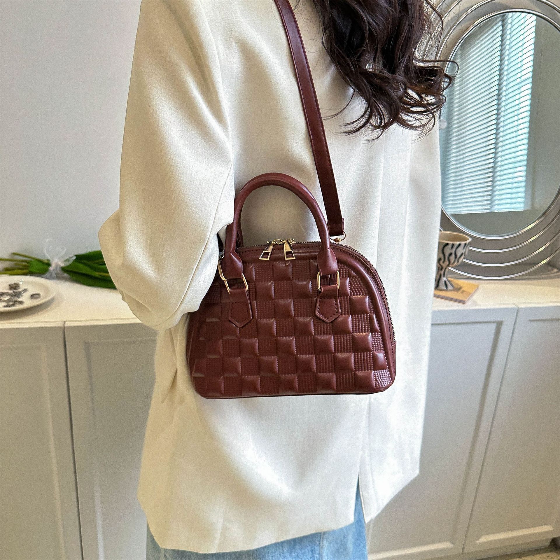 Simple solid color shell single shoulder crossbody bag, new stylish women's bag