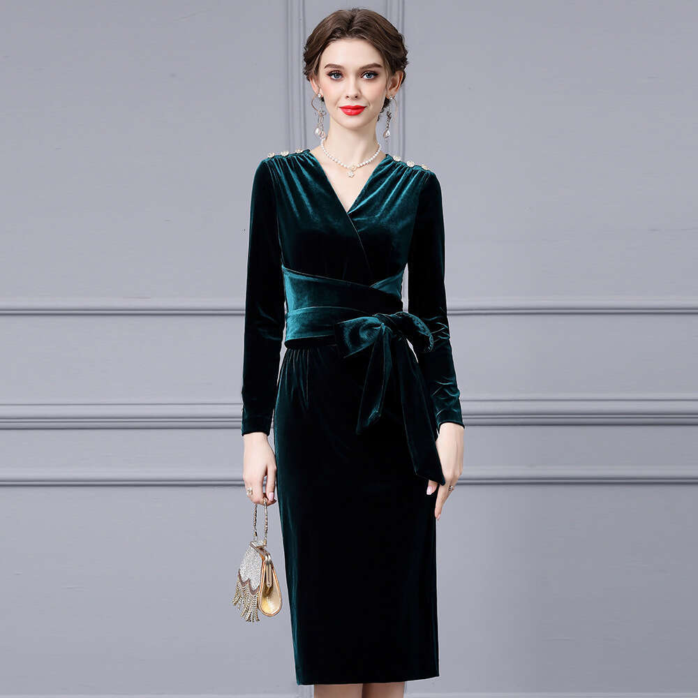 Red Deep V-Bag Hip Skirt with a cinched waist for slimming and mature temperament Velvet Dress 2024 Autumn New Collection