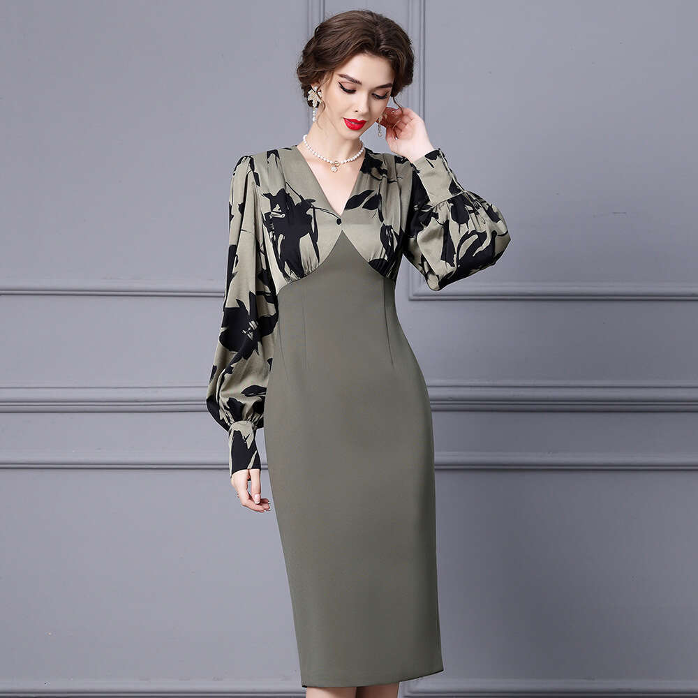 printed patchwork long sleeved dress for autumn 2024 new high-end style V-neck slimming and hip hugging skirt