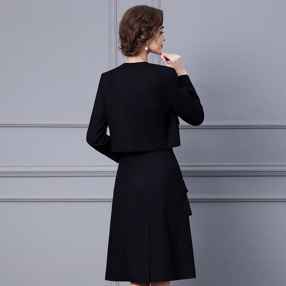 Smart womens clothing with a light luxury high-end feel high waist and slimming look. This years popular A-line skirt two-piece set for autumn 2024