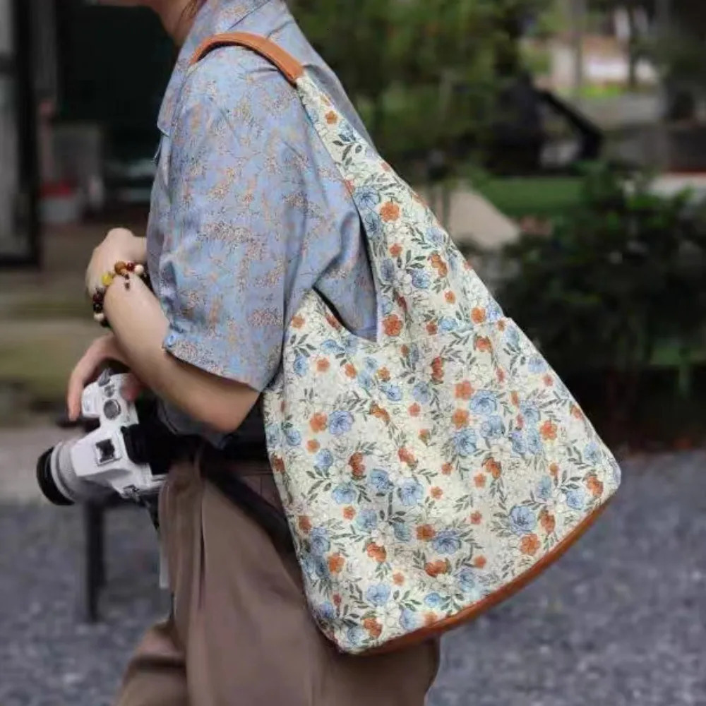 Vintage floral printed bag large capacity bag cute handbag canvas handbag portable shoulder bag Korean style womens shopping bag 241008