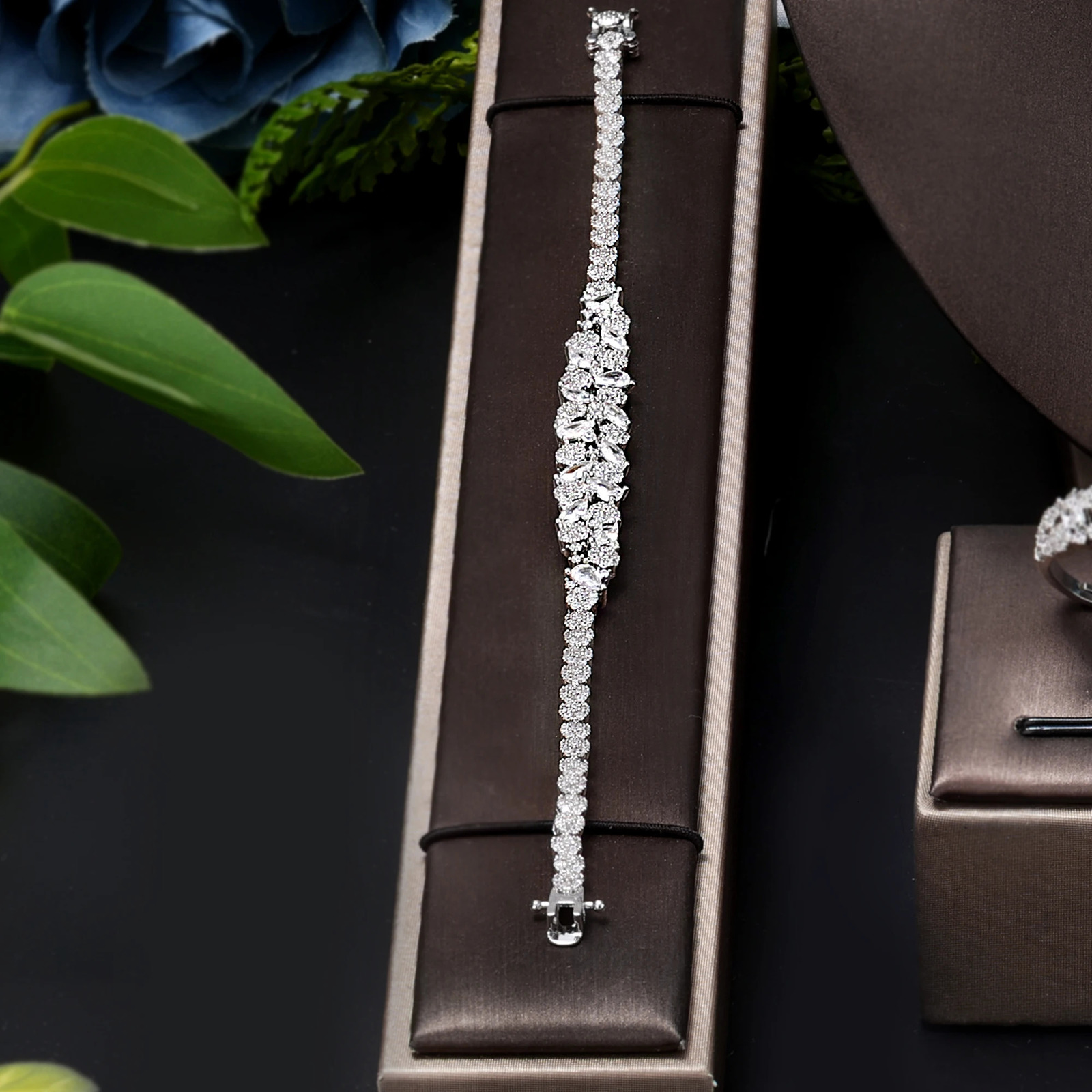 The -selling 4-piece bridal wedding jewelry set of 2024 fashion Saudi Dubai jewelry set womens wedding party accessory 241007