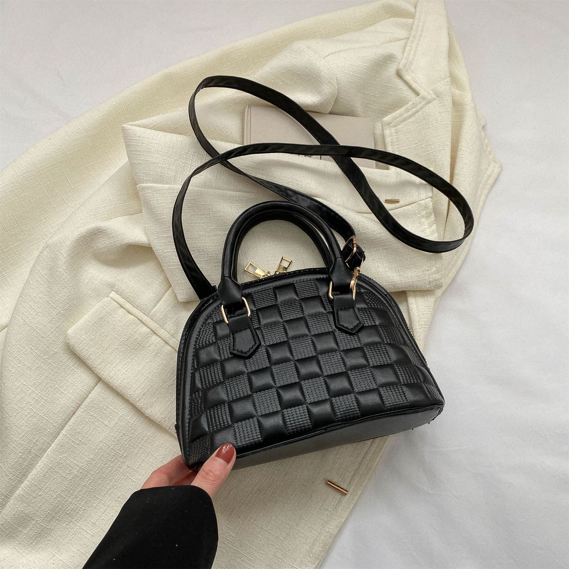 Simple solid color shell single shoulder crossbody bag, new stylish women's bag