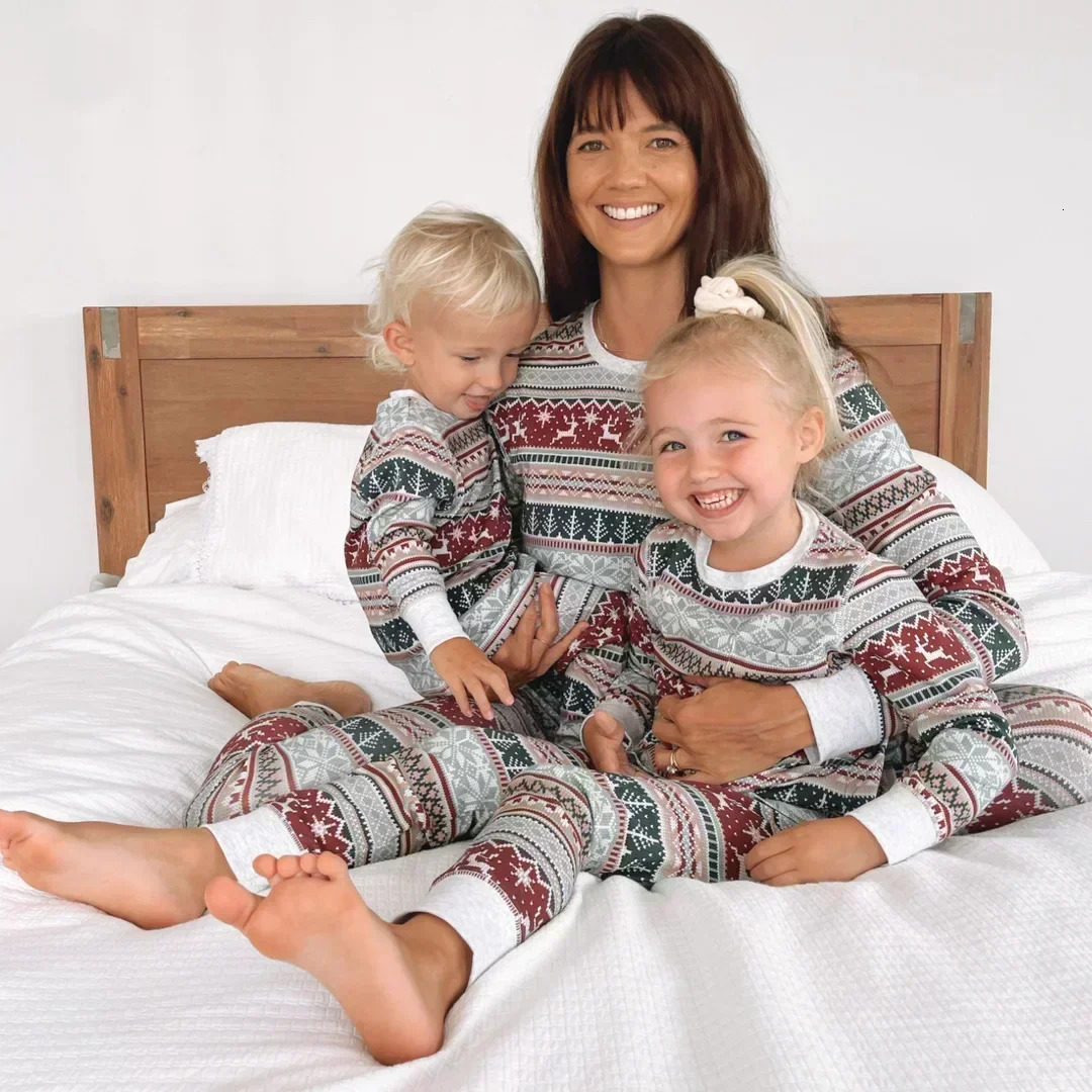 2024 Christmas Pajama Set Full Set Printed Womens Mens and Girls Baby Matching Set Family Clothing Long Sleeve Pajamas Family Appearance 241010