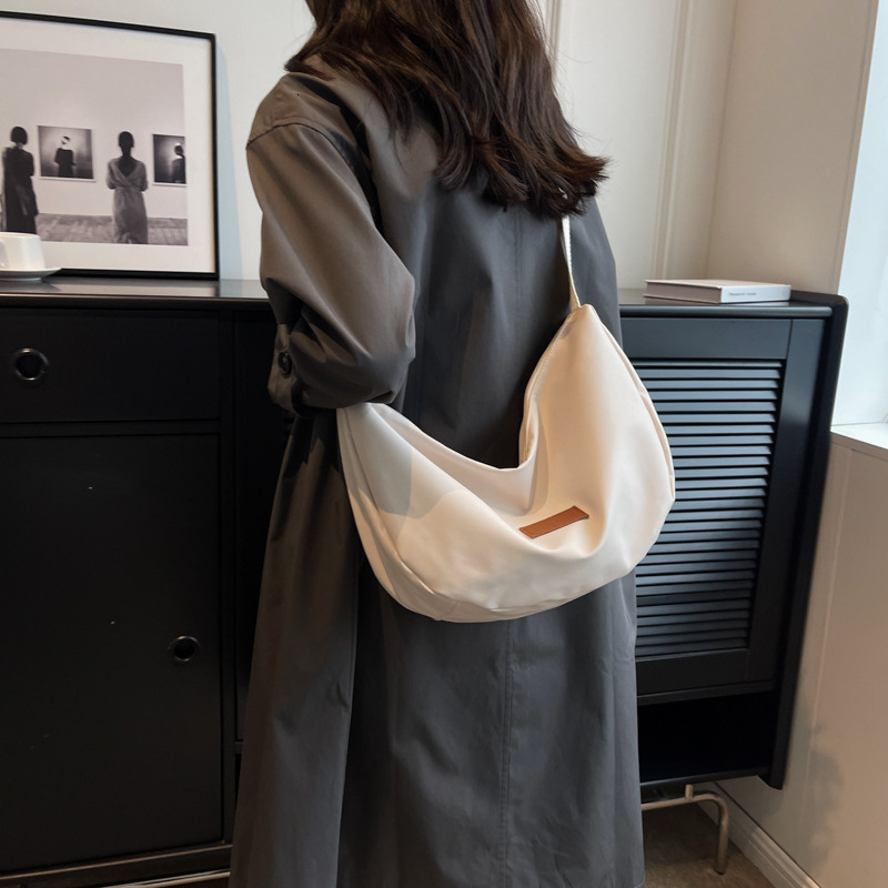 new Korean version nylon dumpling large capacity shoulder college student class diagonal cross bag, versatile commuting bag