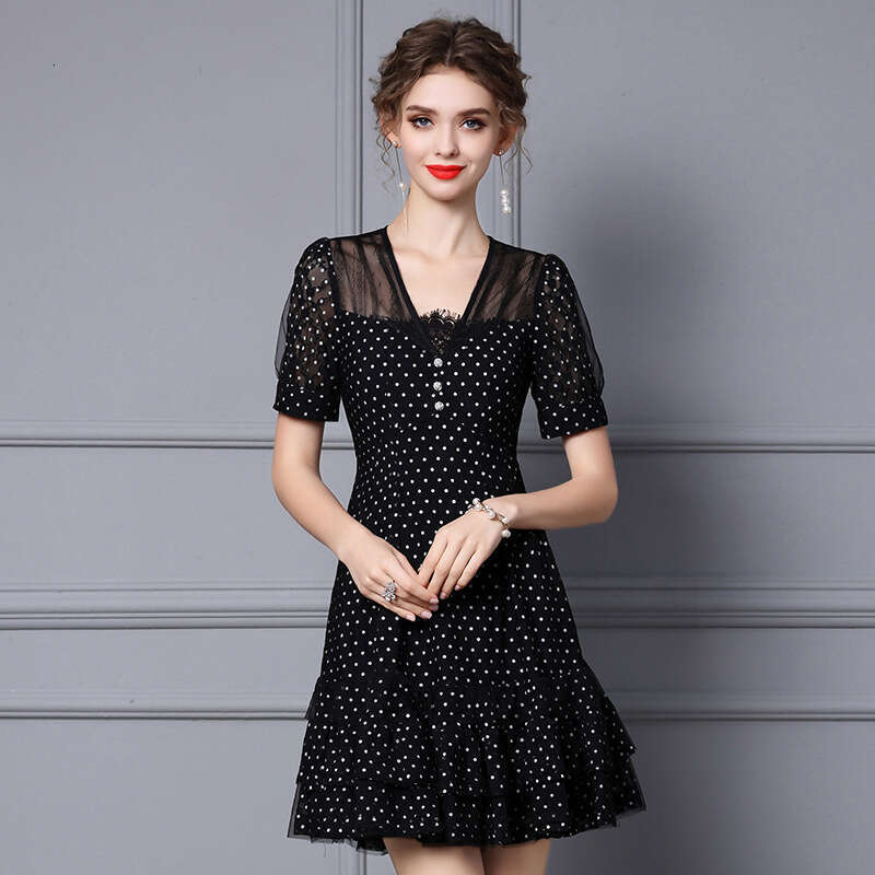 Black Dress 2024 New Womens Small and Gentle Style Aging Reduction Waist Lace Splicing Cake Skirt