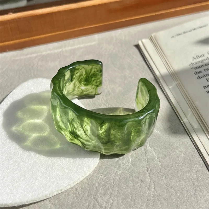 Irregular Wave Green Resin Transparent Round Wide Bracelet for Womens Fashion Charm Thick Wide Bracelet Jewelry 241007