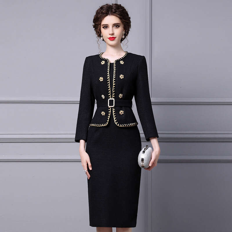 Thickened Autumn Dress with Belt for Womens High End 2024 New Hepburn Style Mid length Bag Hip Skirt