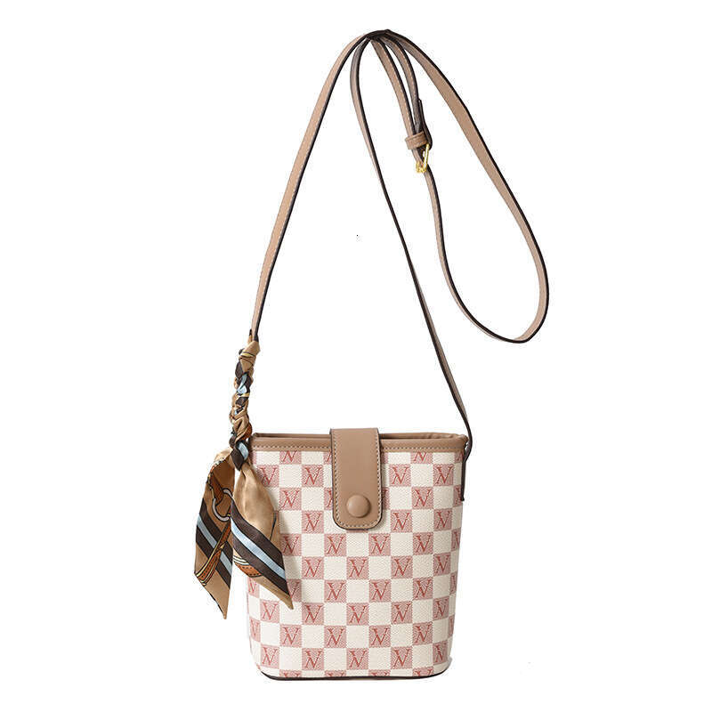 2024 new fashionable printed checkerboard small women, versatile for spring and summer, single shoulder crossbody bag, niche commuting women's ba