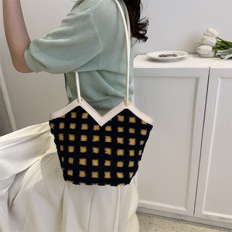 Simple commuting new fashionable fresh shoulder trendy and stylish large capacity tote bag