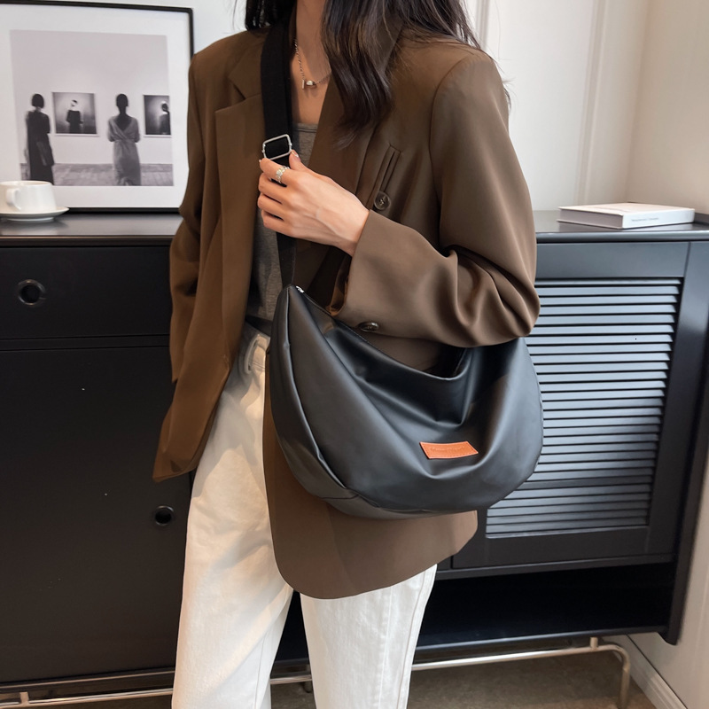 new Korean version nylon dumpling large capacity shoulder college student class diagonal cross bag, versatile commuting bag