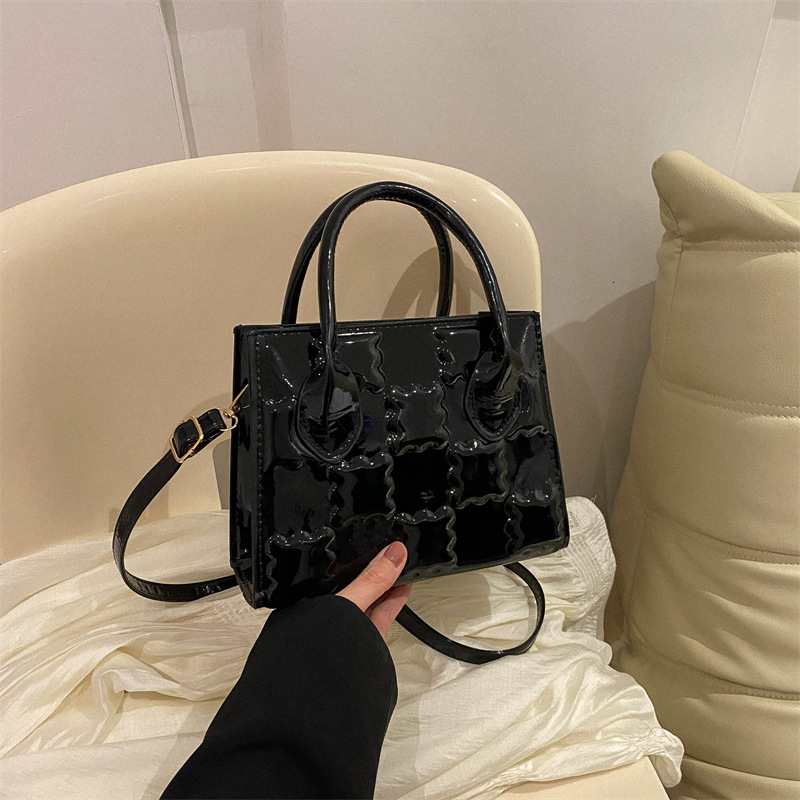 Ins niche design for women new trendy versatile single shoulder crossbody bag, internet famous and popular small square bag
