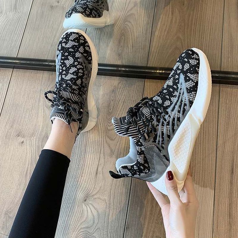 Guan Xiaotong's Korean version of women's fitness and sports 2024 new designer shoes, soft and breathable casual running shoes, have become 