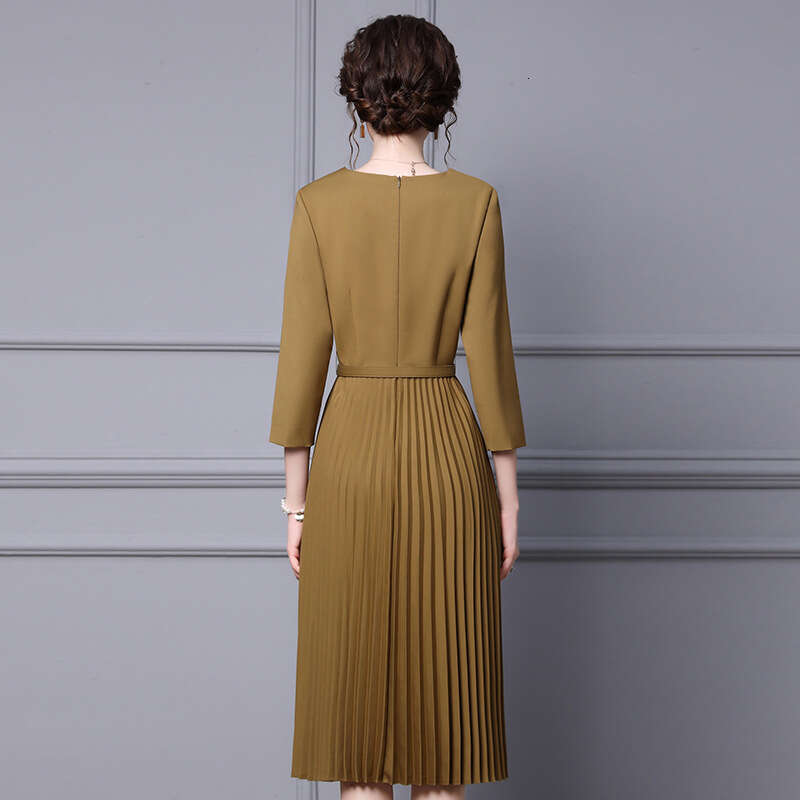 long sleeved dress for women in autumn 2024 new solid color commuting style V-neck mid length pleated skirt