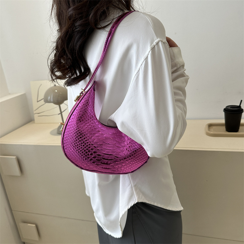 Stylish minimalist small women, with niche design for casual commuting and a single shoulder underarm bag