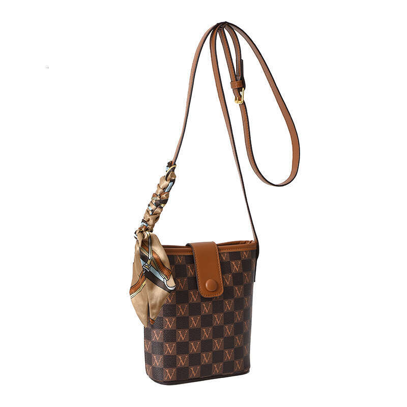 2024 new fashionable printed checkerboard small women, versatile for spring and summer, single shoulder crossbody bag, niche commuting women's ba