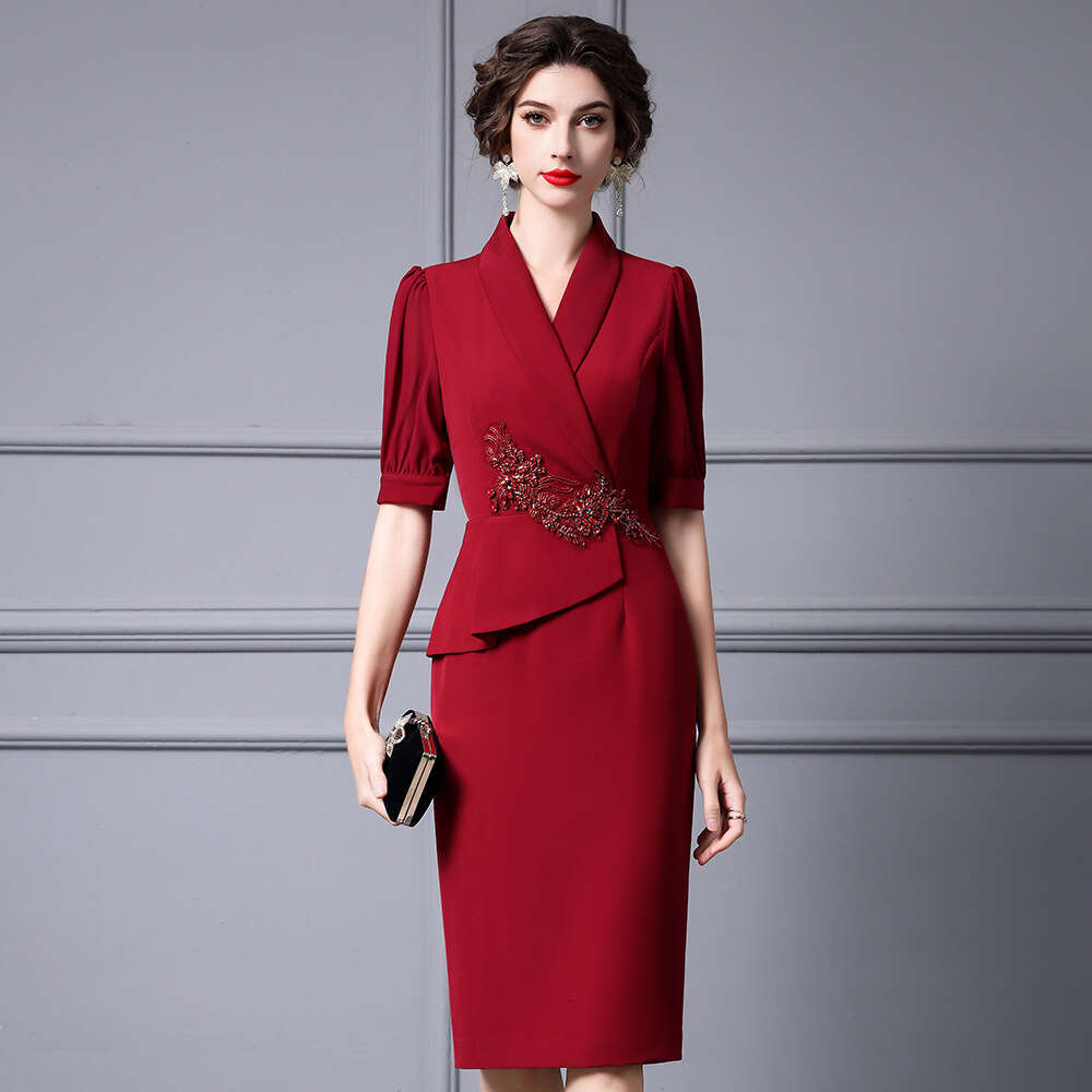 s high-end commuting style suit skirt with diamond embellishments at the waist to show off body shape buttocks wrapped dress new for spring/summer 202