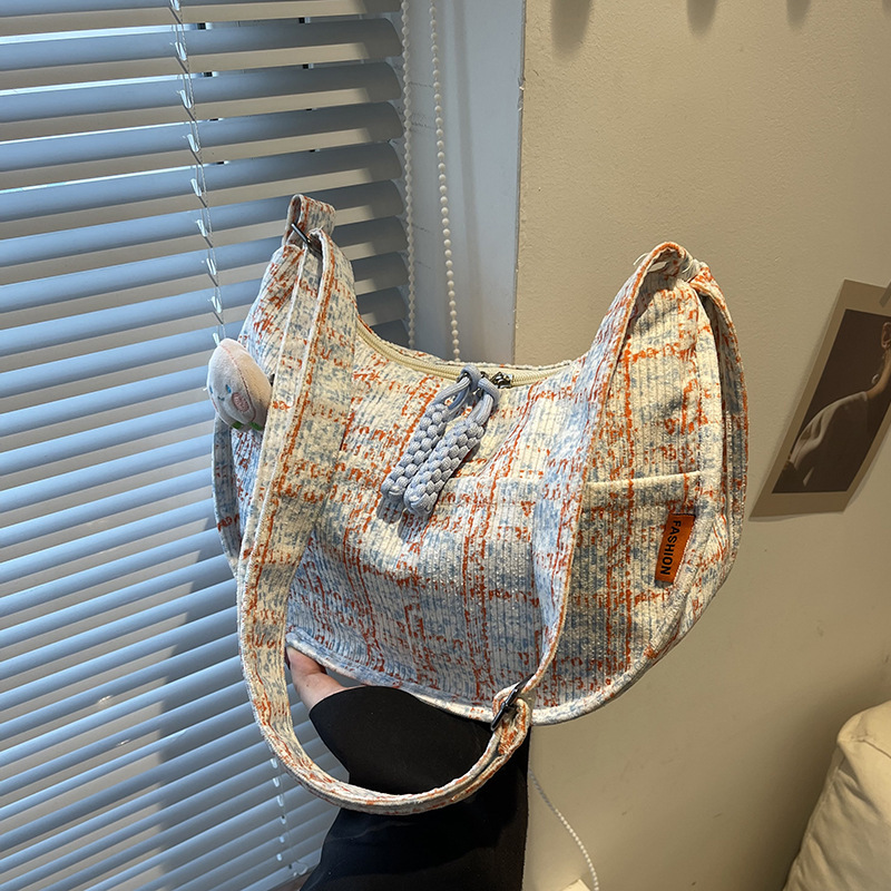 Large capacity for women new style with niche texture design, single shoulder crossbody bag, casual checkered trendy dumpling bag