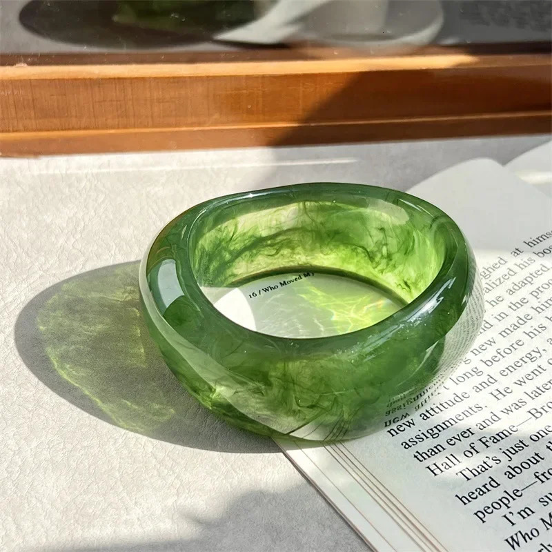 Irregular Wave Green Resin Transparent Round Wide Bracelet for Womens Fashion Charm Thick Wide Bracelet Jewelry 241007