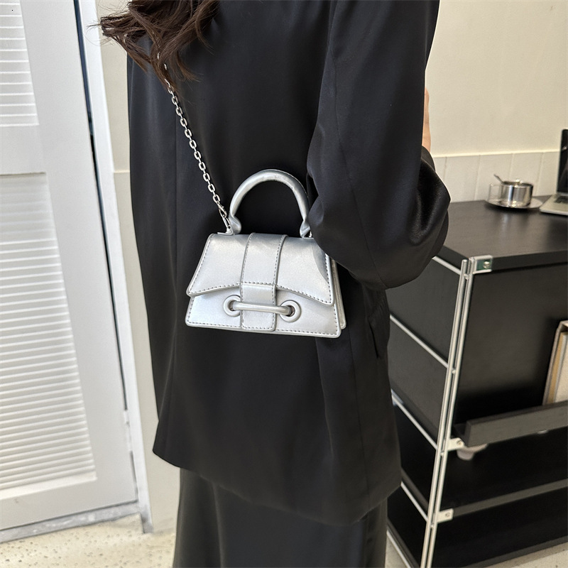 Beautiful handbag, niche trend, shoulder casual commuting crossbody bag, new fashionable and minimalist small square bag