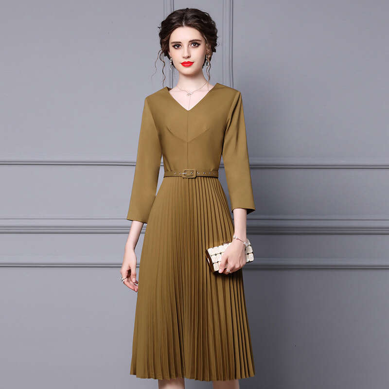 long sleeved dress for women in autumn 2024 new solid color commuting style V-neck mid length pleated skirt